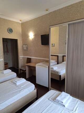 Гостиница Молодежная Ростов-на-Дону Стандартный трехместный номер-2