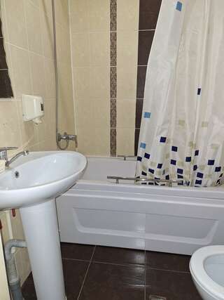 Гостиница Молодежная Ростов-на-Дону Стандартный трехместный номер-4