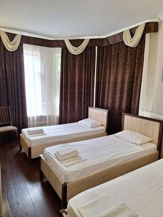 Гостиница Молодежная Ростов-на-Дону Стандартный трехместный номер-1